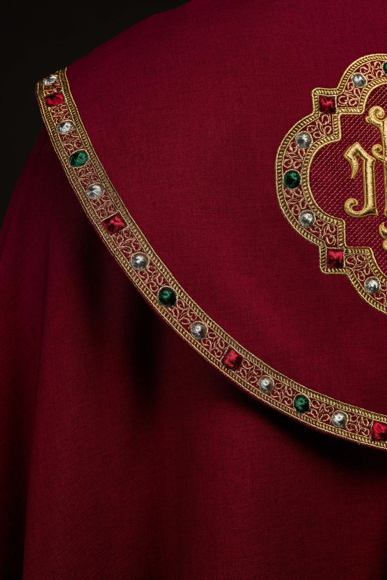 Czerwona kapa liturgiczna z złotym IHS - ORNATY.PL