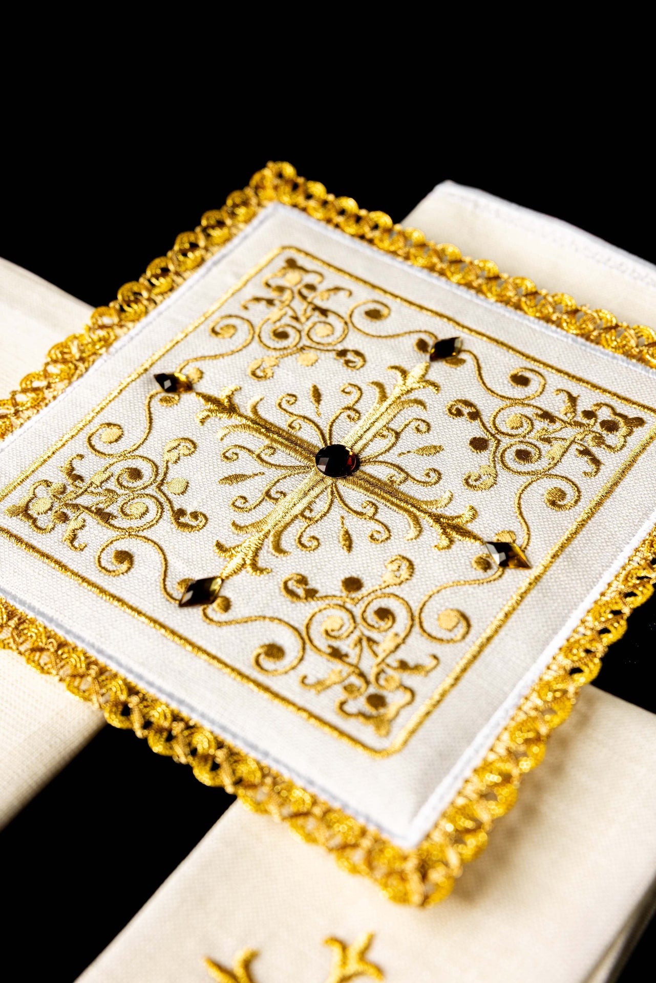 Bogato zdobiony lniany komplet kielichowy z haftem krzyża - ORNATY.PL