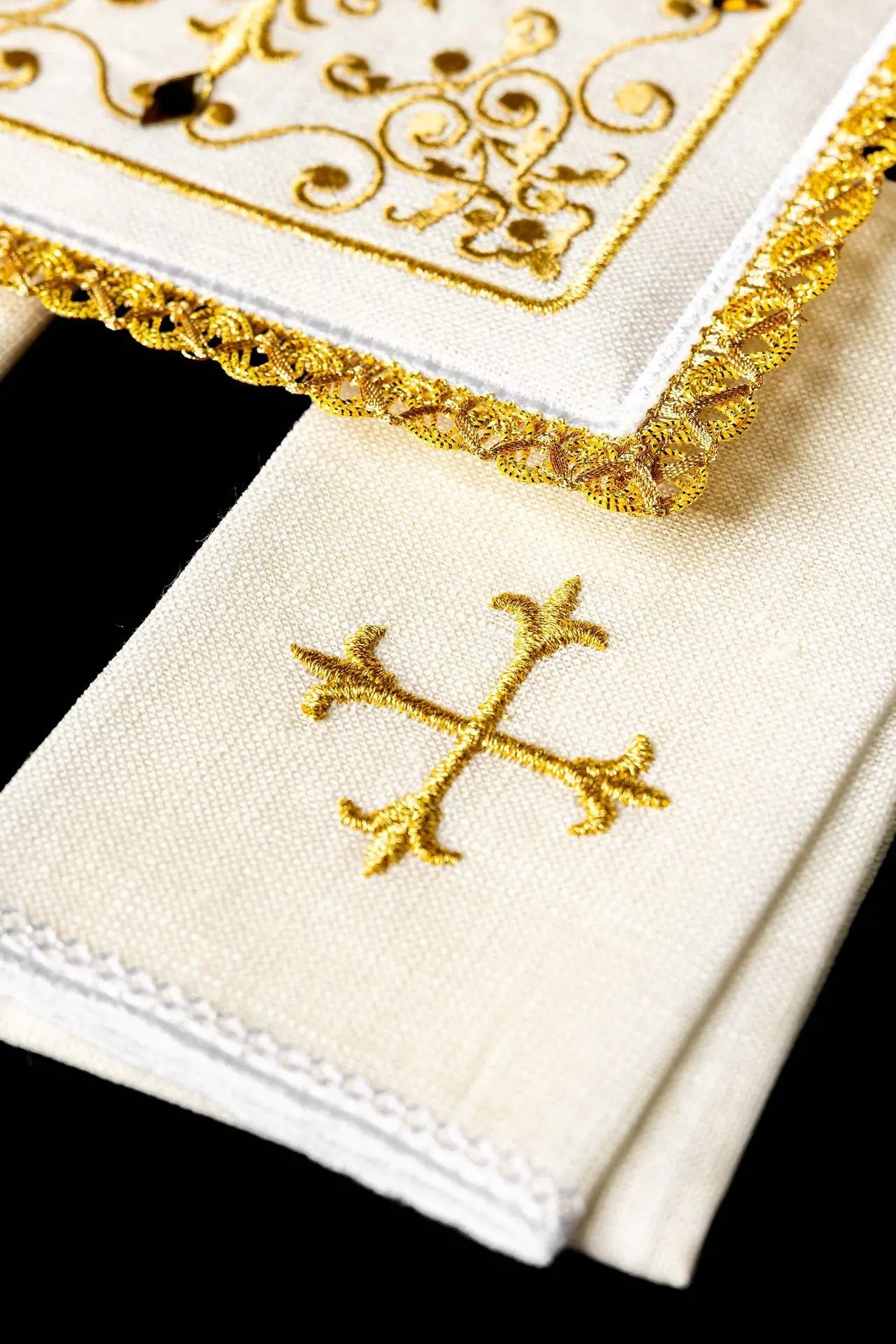 Juego de manteles de altar ricamente decorados con bordado de cruz