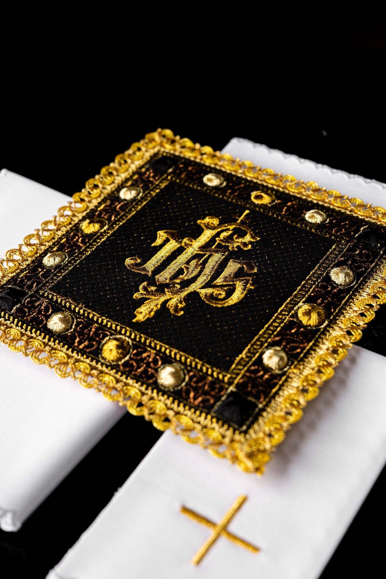 Conjunto de cáliz de terciopelo en color negro con símbolo IHS bordado