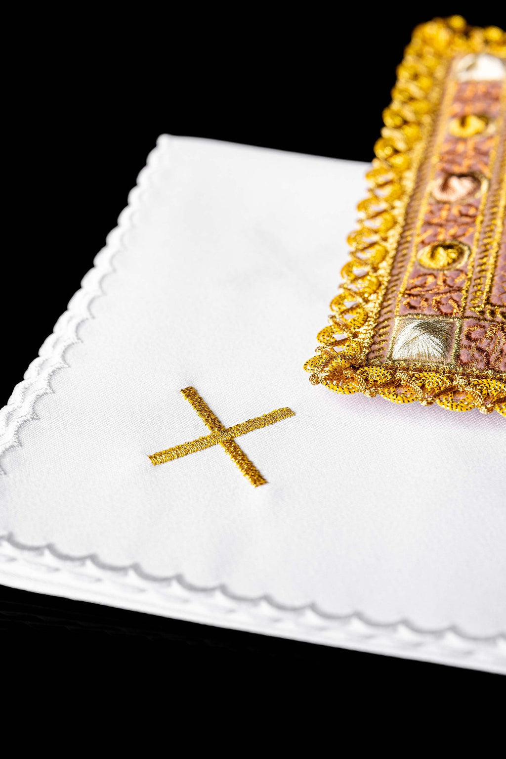 Aksamitny komplet kielichowy w kolorze różowym z haftowanym symbolem IHS - ORNATY.PL