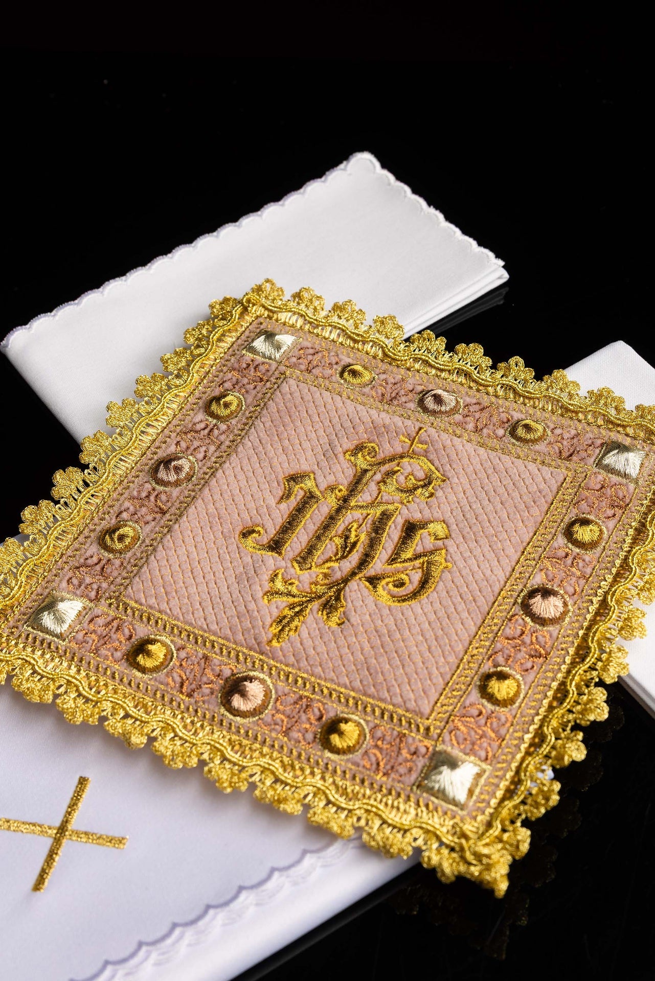 Aksamitny komplet kielichowy w kolorze różowym z haftowanym symbolem IHS - ORNATY.PL