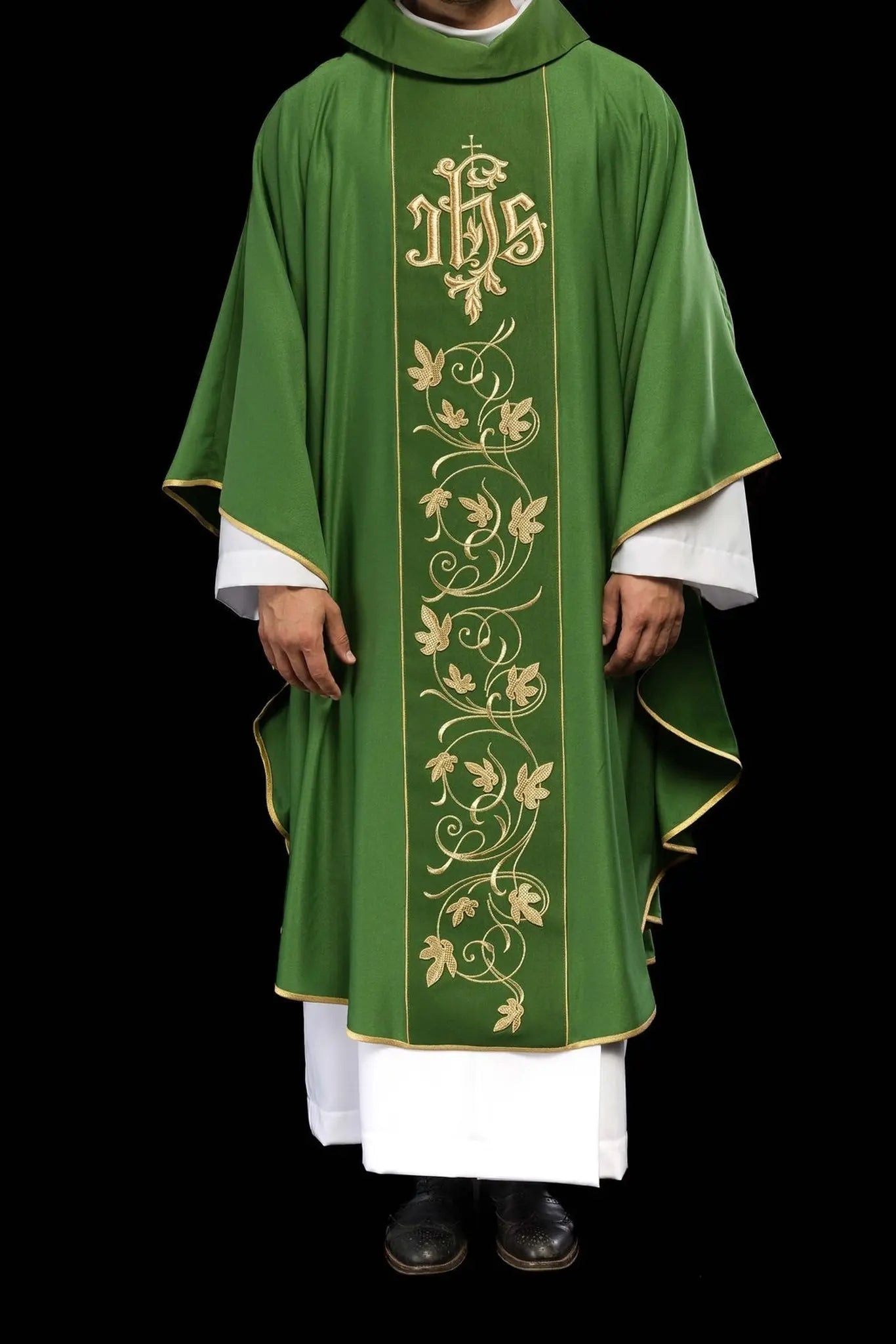 Casulla litúrgica verde con cinturón ricamente decorado con motivo floral e IHS