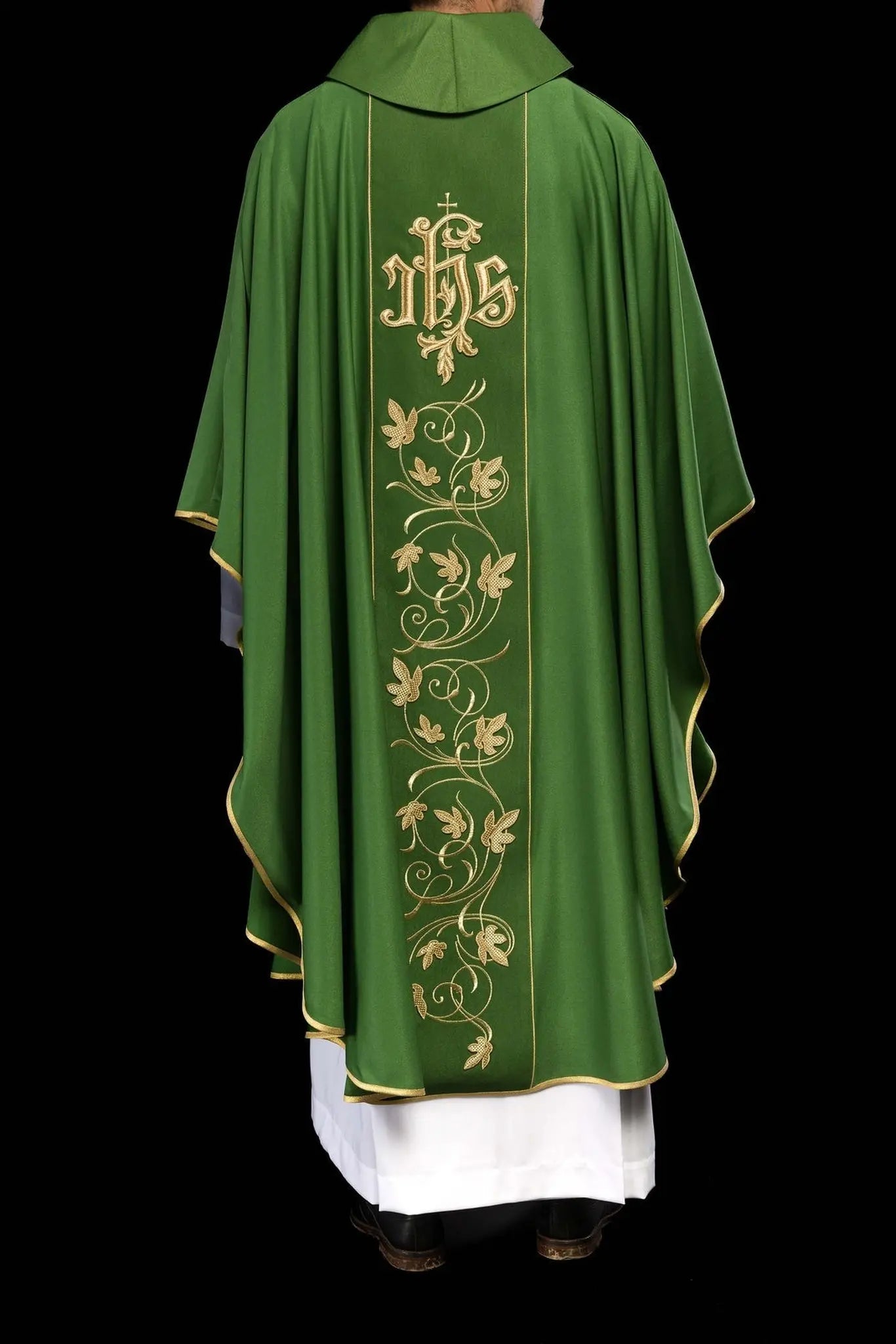 Casulla litúrgica verde con cinturón ricamente decorado con motivo floral e IHS