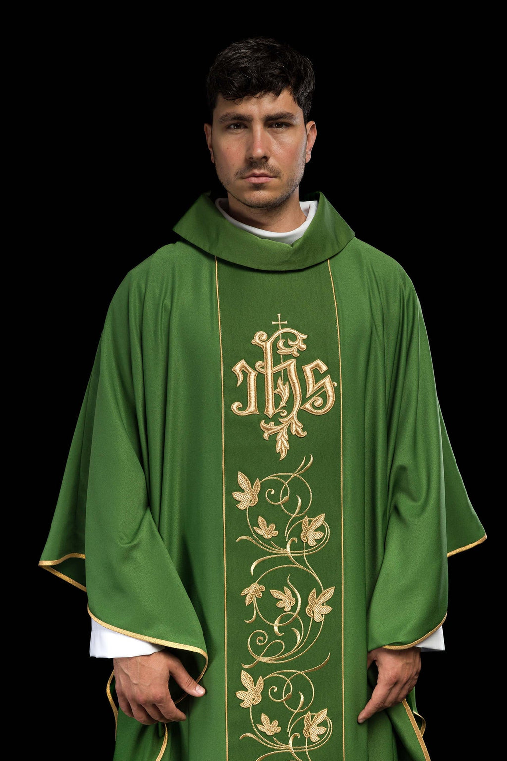 Zielony ornat liturgiczny z bogato zdobionym pasem motywem florystycznym i IHS - ORNATY.PL