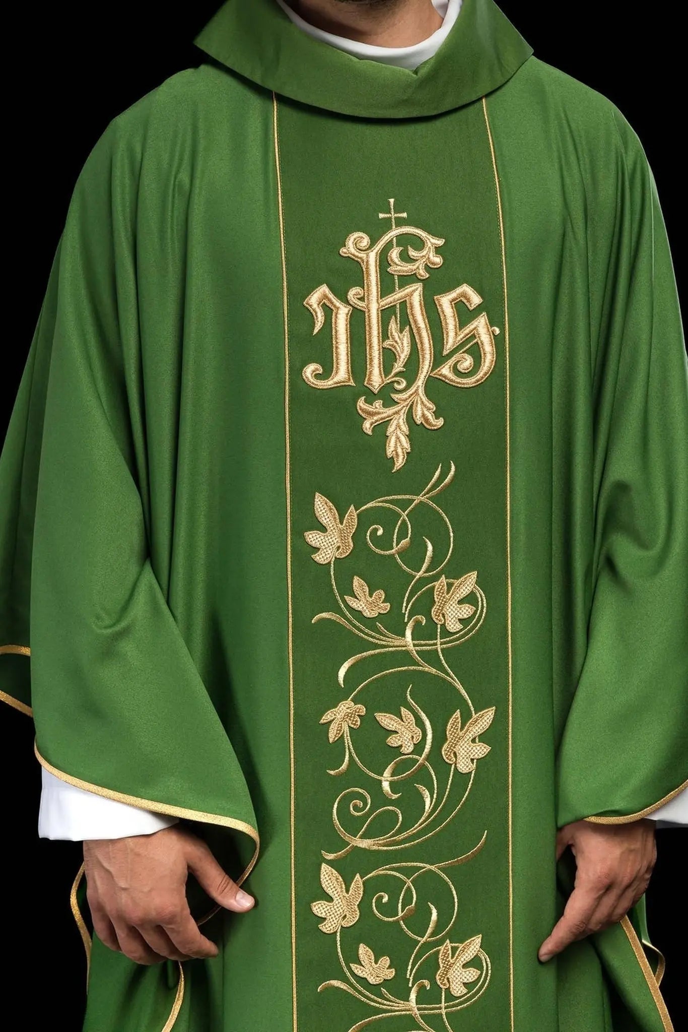 Casulla litúrgica verde con cinturón ricamente decorado con motivo floral e IHS