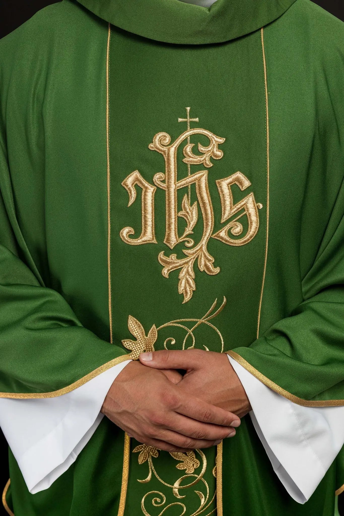 Casulla litúrgica verde con cinturón ricamente decorado con motivo floral e IHS