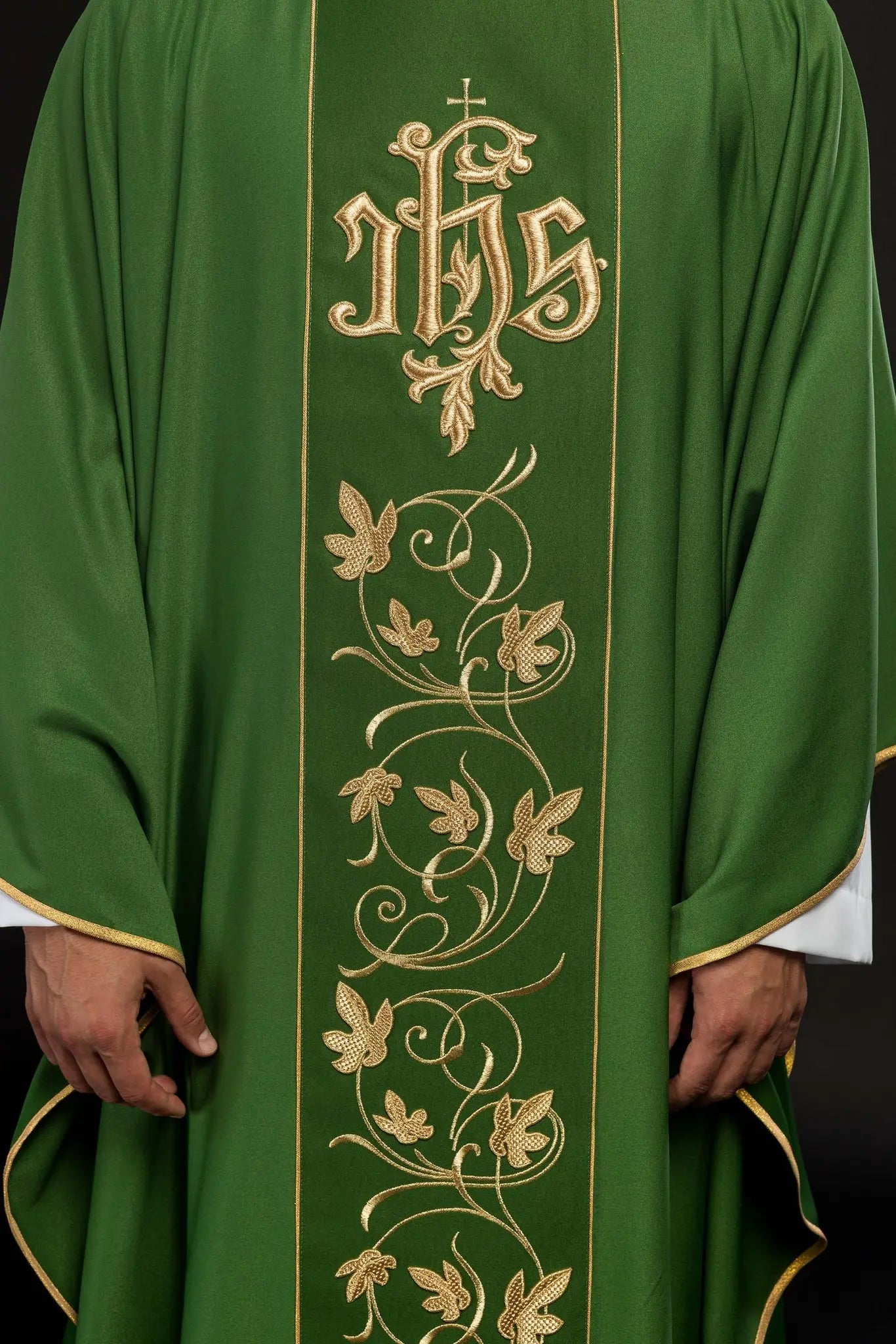 Casulla litúrgica verde con cinturón ricamente decorado con motivo floral e IHS