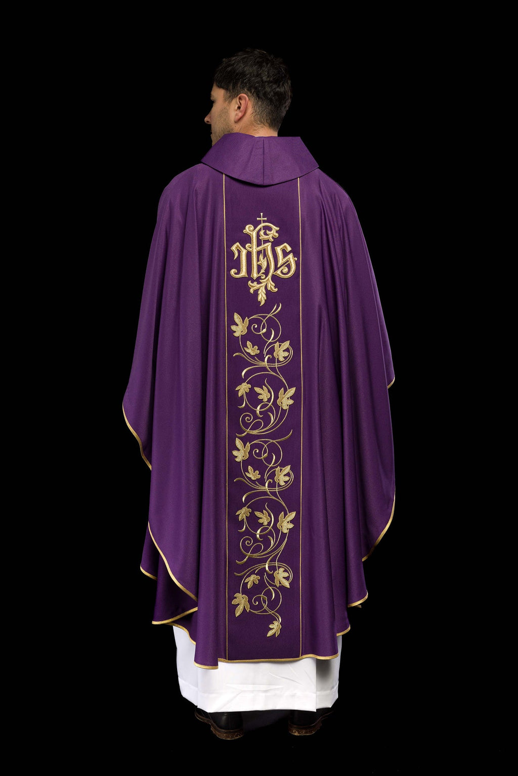Fioletowy ornat liturgiczny z bogato zdobionym pasem motywem florystycznym i IHS - ORNATY.PL