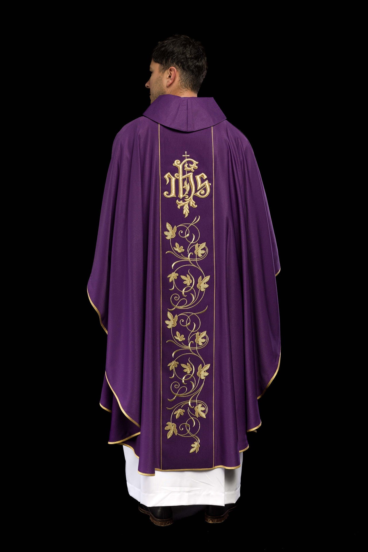 Fioletowy ornat liturgiczny z bogato zdobionym pasem motywem florystycznym i IHS - ORNATY.PL