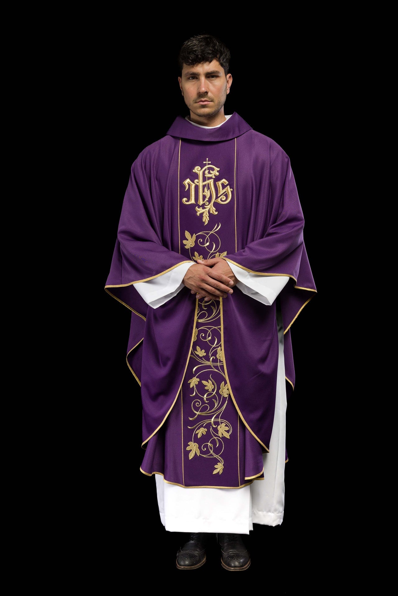 Fioletowy ornat liturgiczny z bogato zdobionym pasem motywem florystycznym i IHS - ORNATY.PL