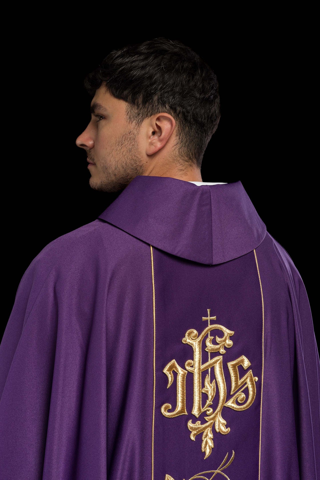 Fioletowy ornat liturgiczny z bogato zdobionym pasem motywem florystycznym i IHS - ORNATY.PL