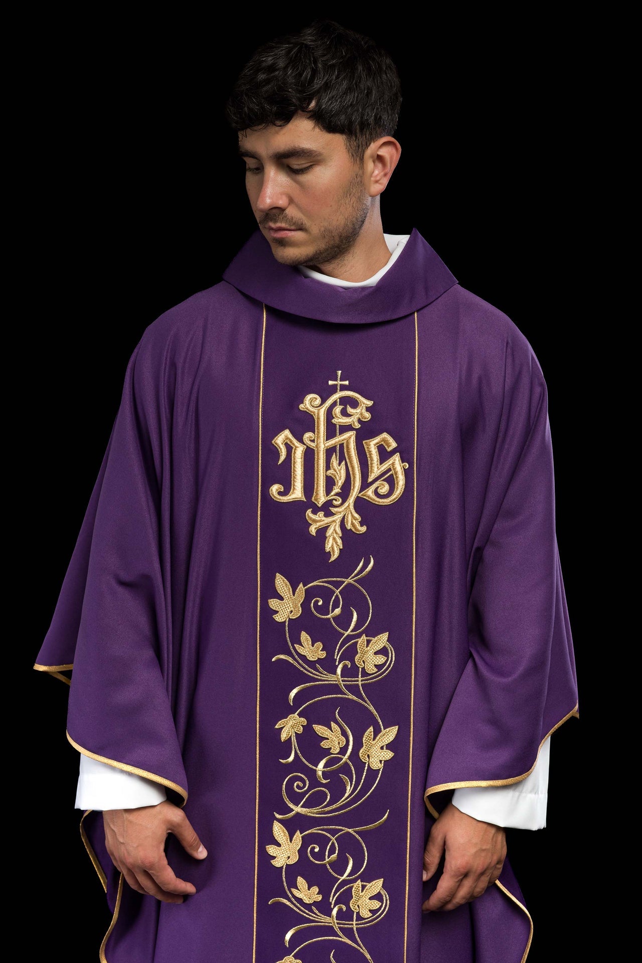 Fioletowy ornat liturgiczny z bogato zdobionym pasem motywem florystycznym i IHS - ORNATY.PL