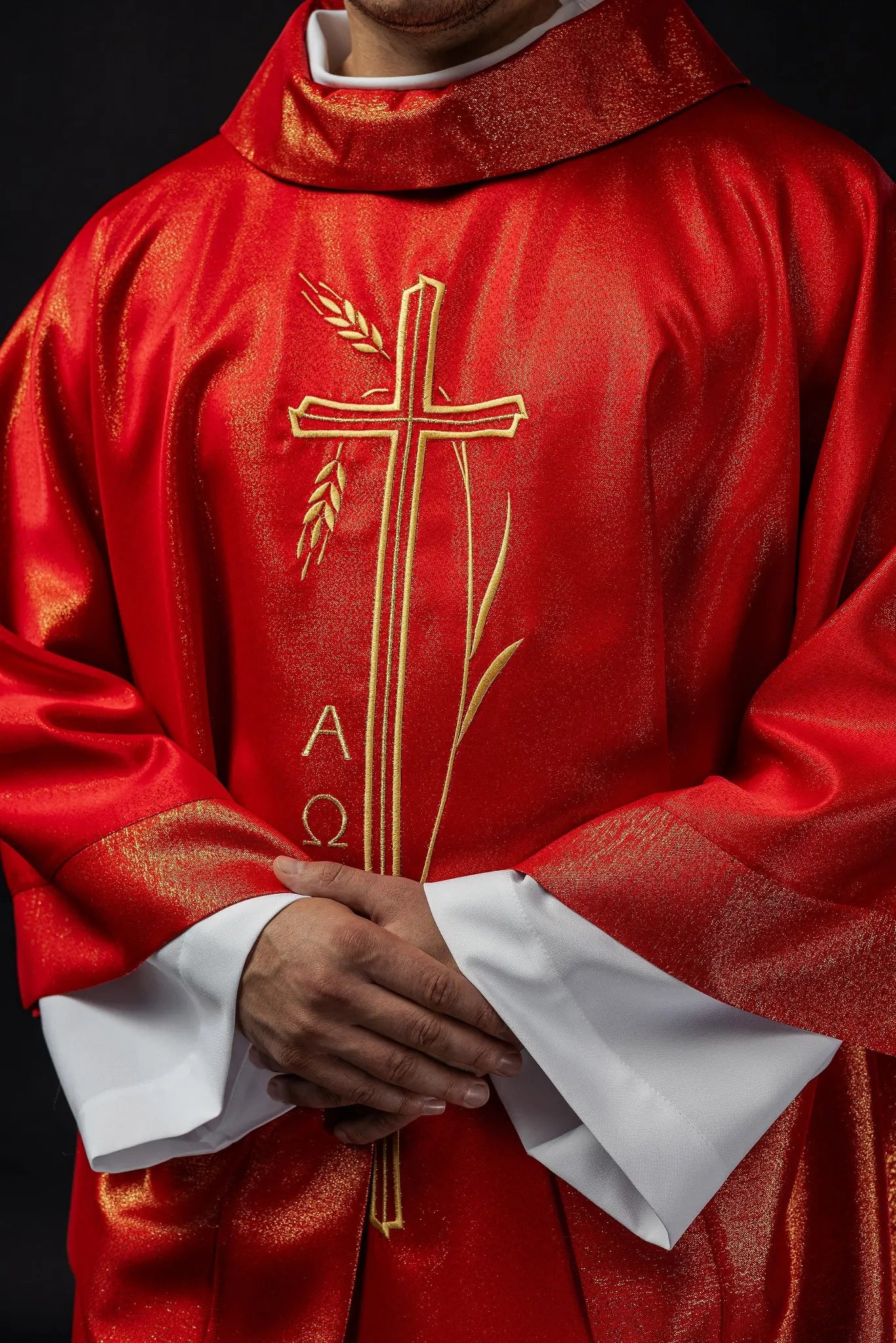 Casulla con cruz y motivo de espigas en rojo