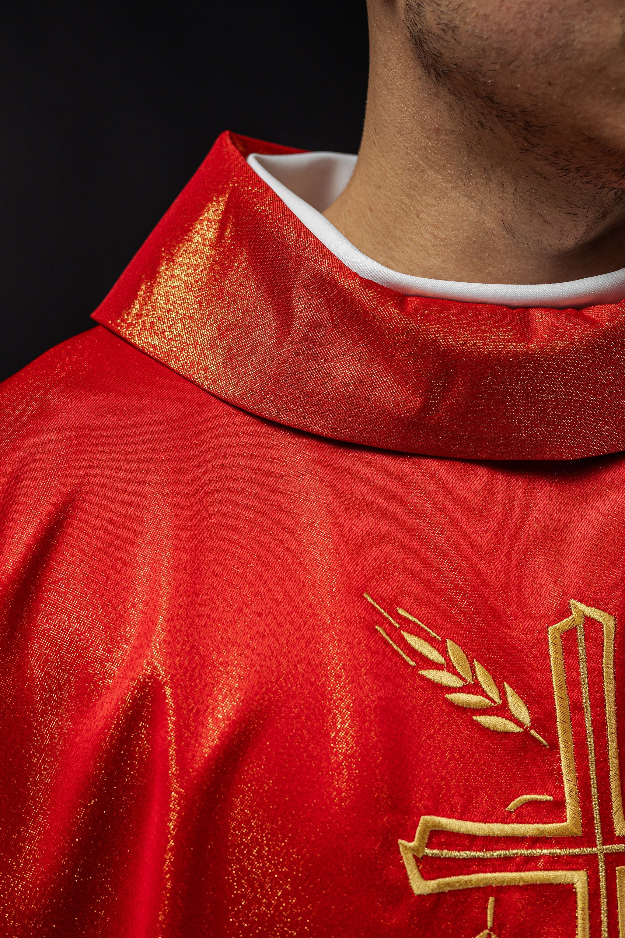 Casulla con cruz y motivo de espigas en rojo