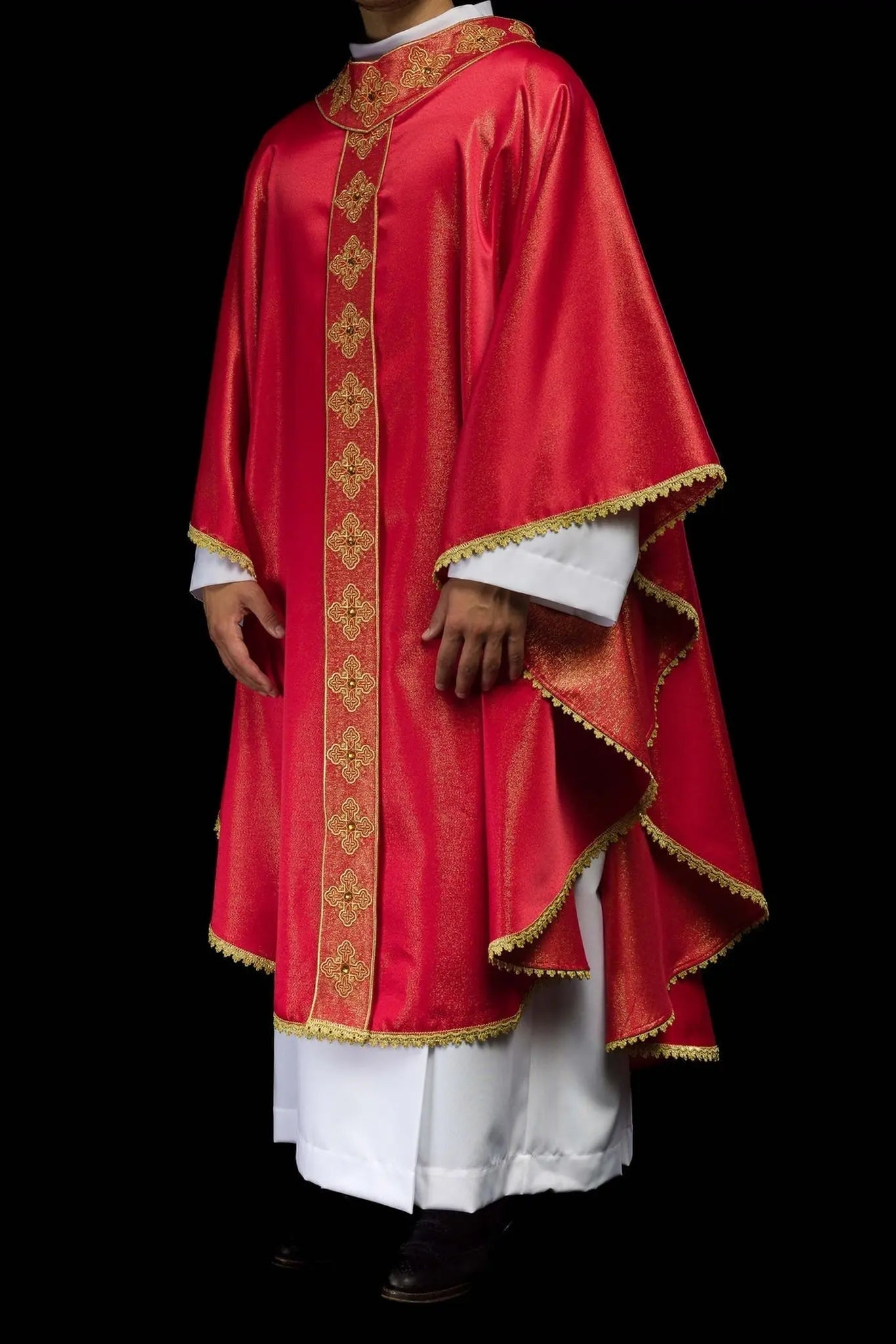 Casulla roja con cinturón bordado y cuello decorado con piedras