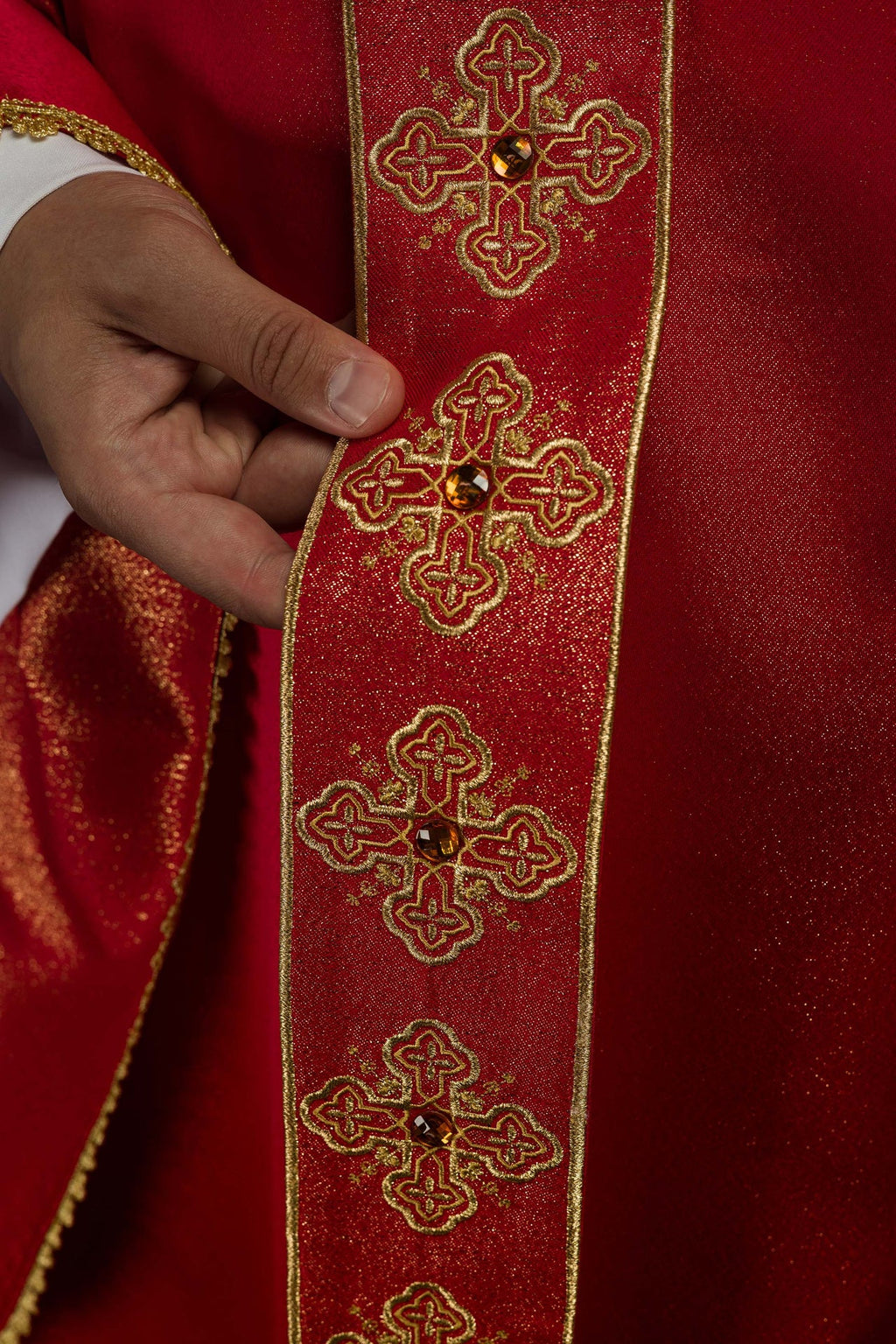 Ornat w kolorze czerwonym z haftowanym pasem i kołnierzem ozdobiony kamieniami - ORNATY.PL