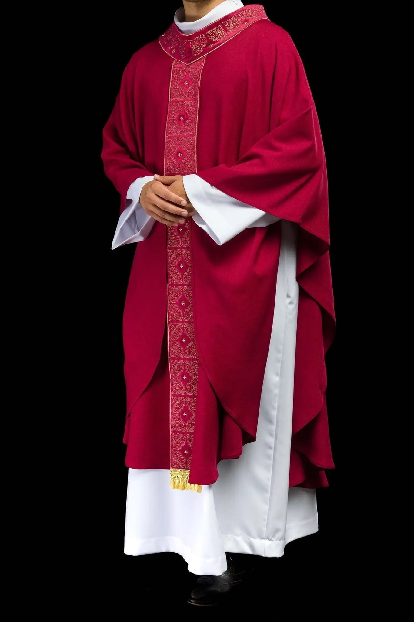 Casulla con cinturón y cuello ricamente bordados en rojo