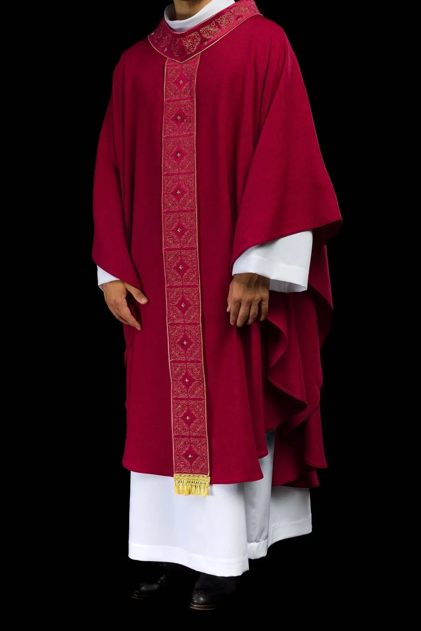 Casulla con cinturón y cuello ricamente bordados en rojo