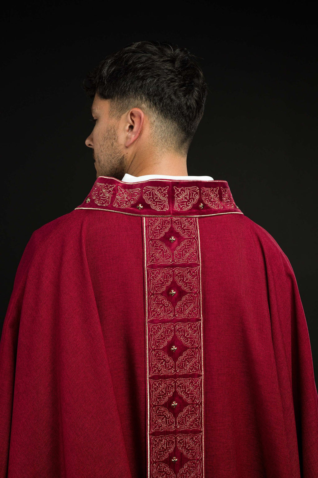 Ornat z bogato haftowanym pasem i kołnierzem w kolorze czerwonym - ORNATY.PL