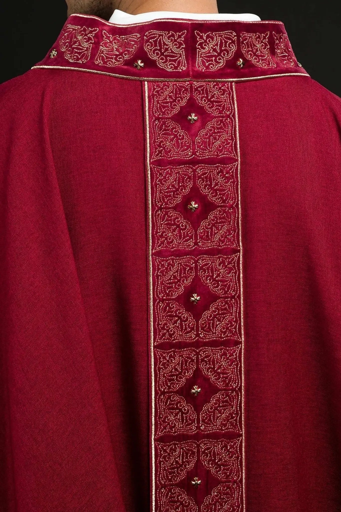 Casulla con cinturón y cuello ricamente bordados en rojo