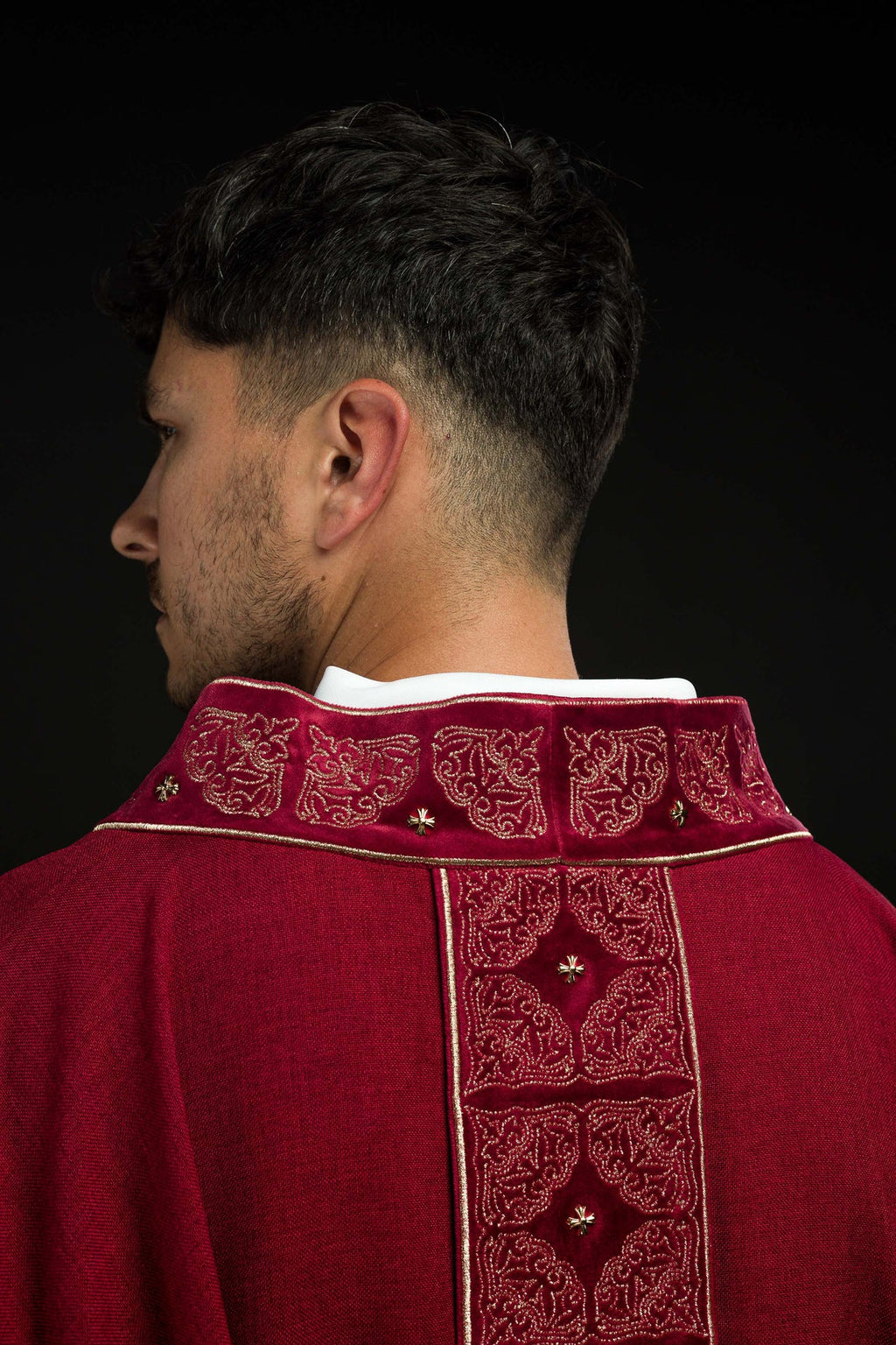 Ornat z bogato haftowanym pasem i kołnierzem w kolorze czerwonym - ORNATY.PL