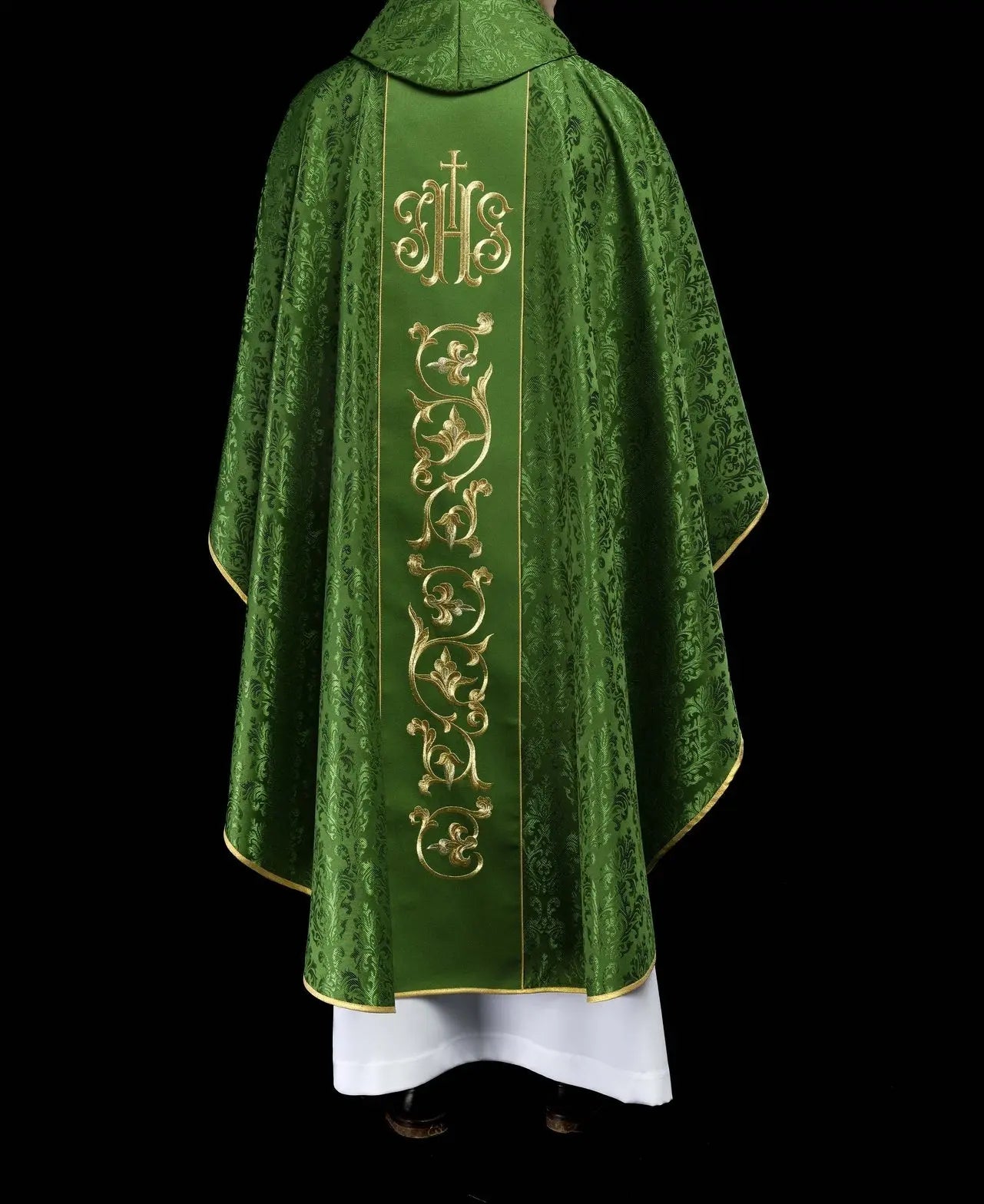 Casulla litúrgica verde con cinturón IHS ricamente decorado