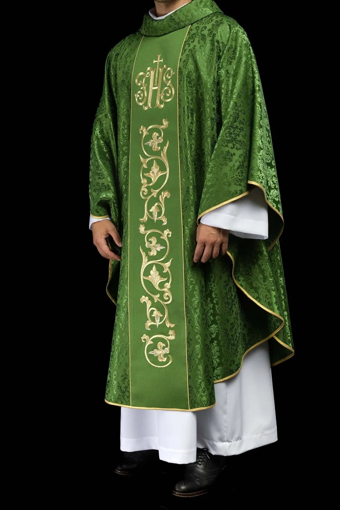 Casulla litúrgica verde con cinturón IHS ricamente decorado