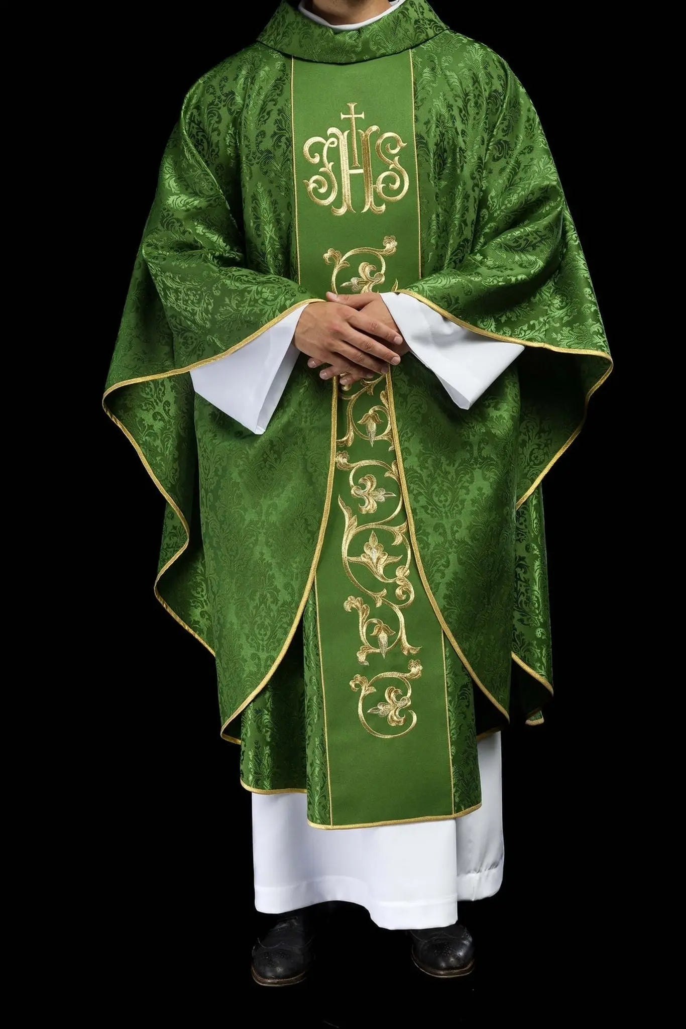 Casulla litúrgica verde con cinturón IHS ricamente decorado