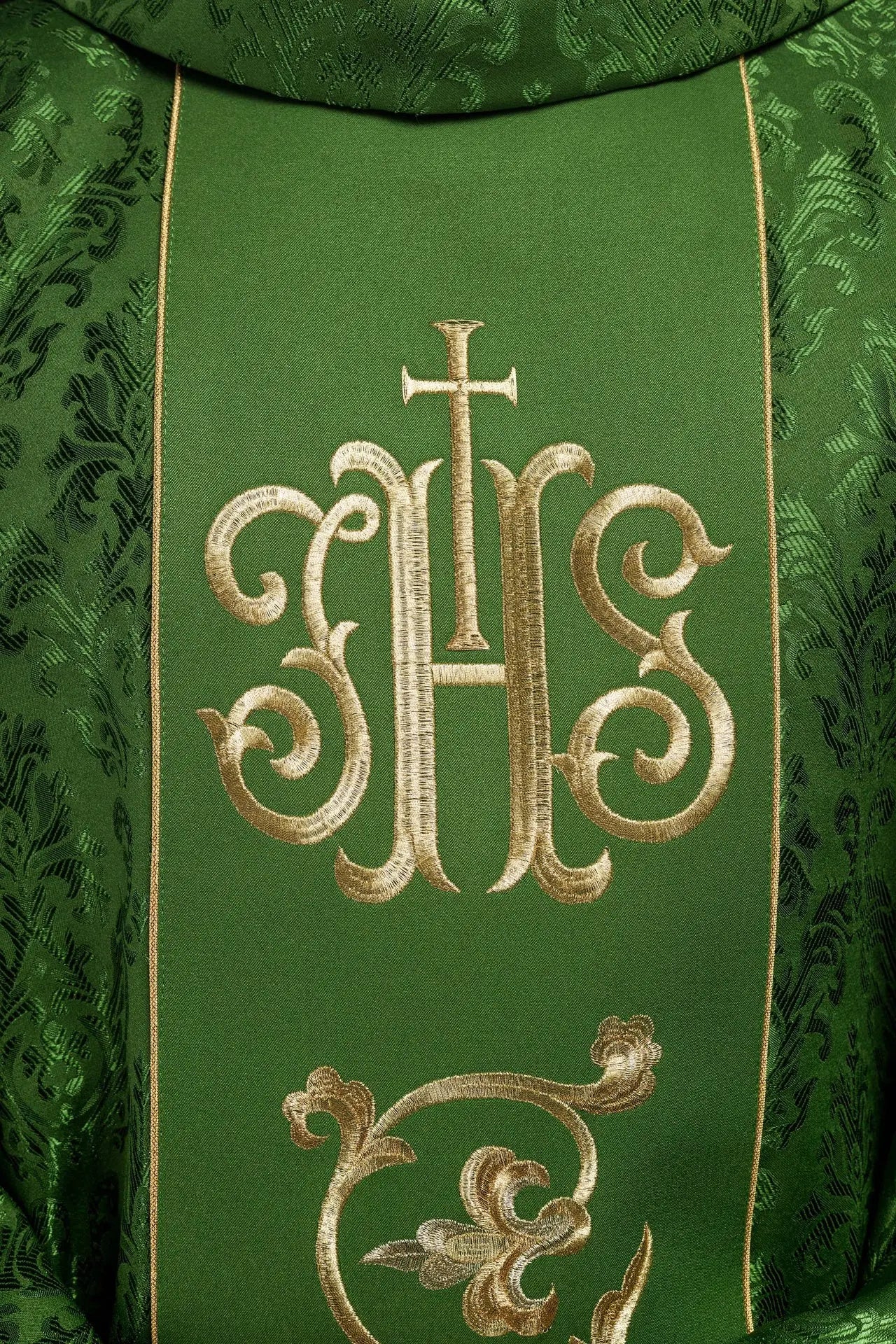 Casulla litúrgica verde con cinturón IHS ricamente decorado