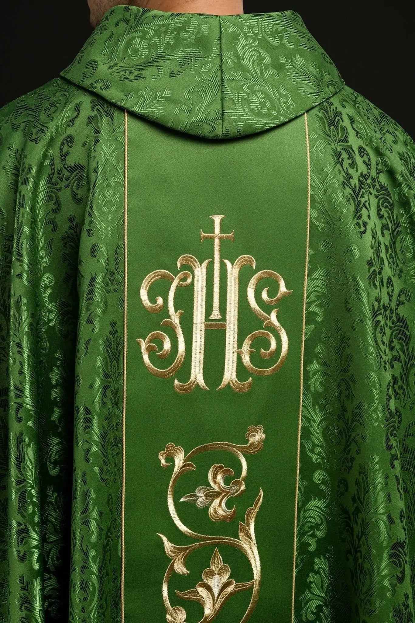 Casulla litúrgica verde con cinturón IHS ricamente decorado