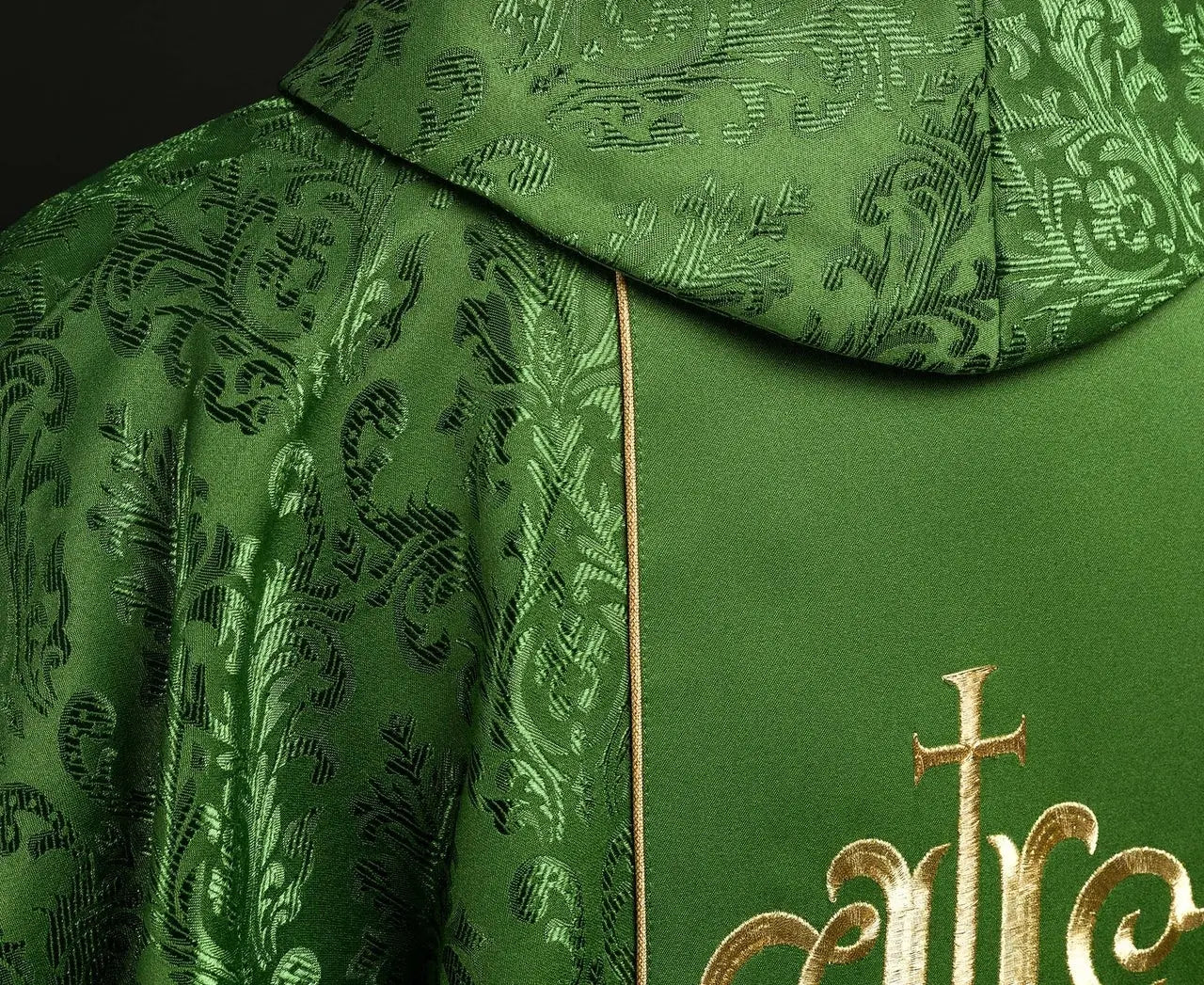 Casulla litúrgica verde con cinturón IHS ricamente decorado