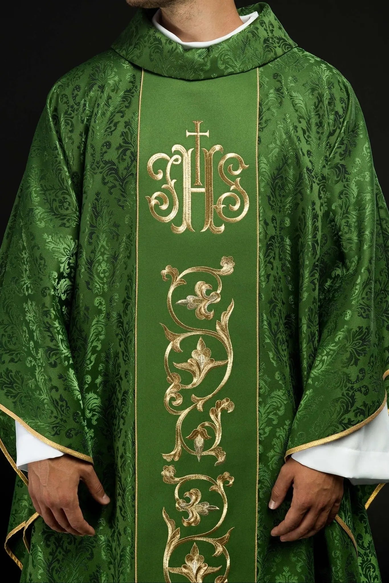 Casulla litúrgica verde con cinturón IHS ricamente decorado