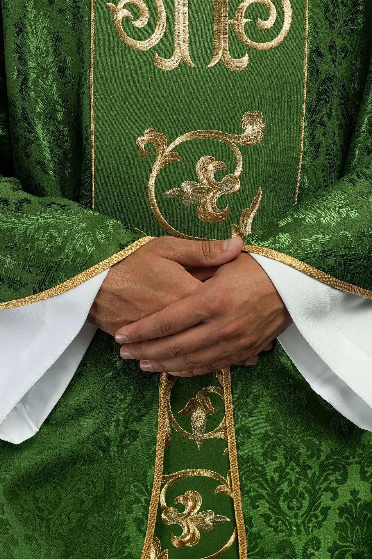 Casulla litúrgica verde con cinturón IHS ricamente decorado
