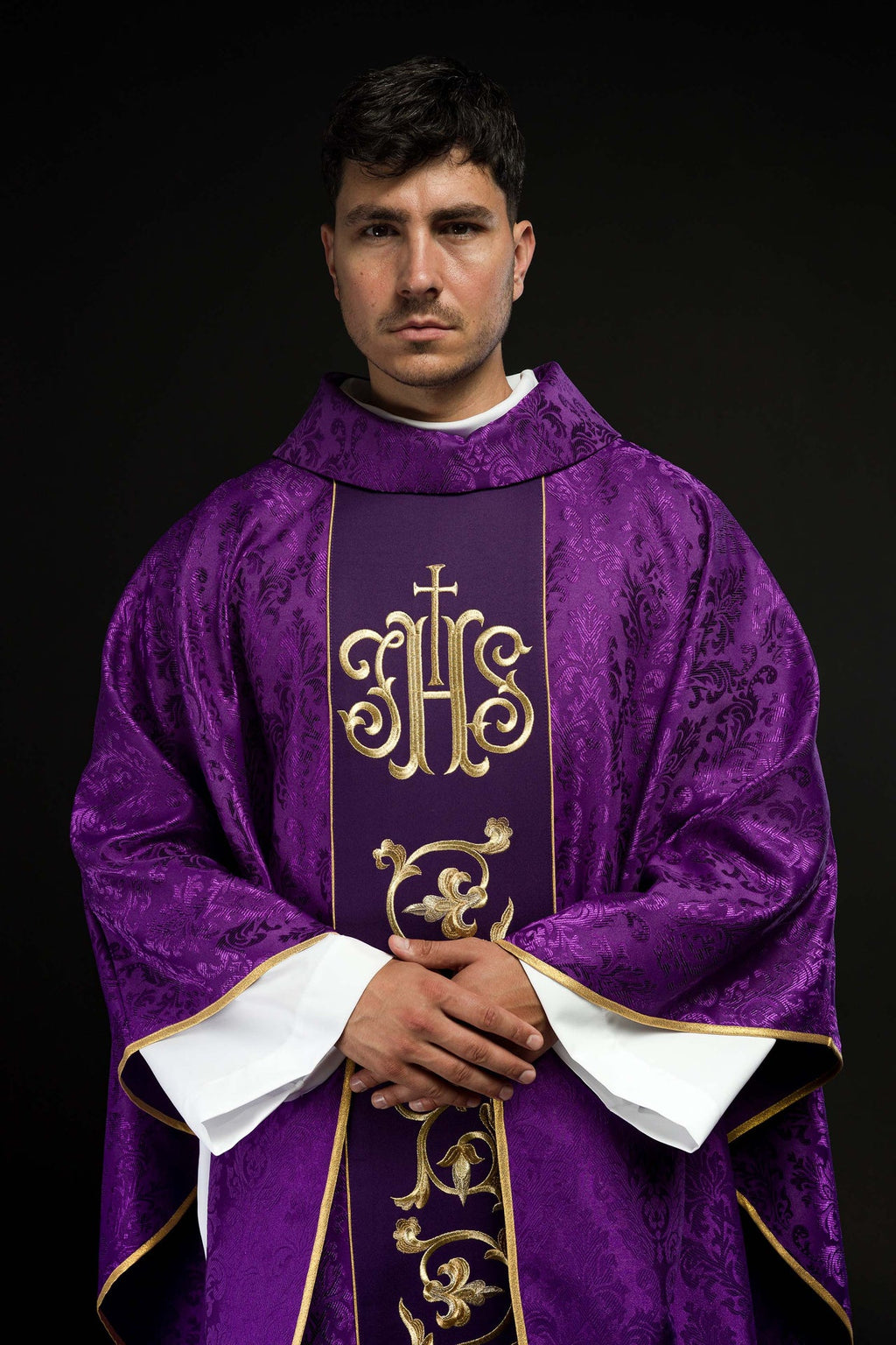 Fioletowy Ornat liturgiczny z bogato zdobionym pasem IHS - ORNATY.PL