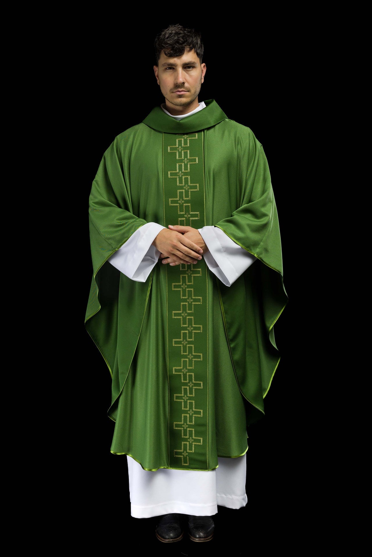 Ornat z bogato haftowanym pasem w haft krzyży w kolorze zielonym - ORNATY.PL