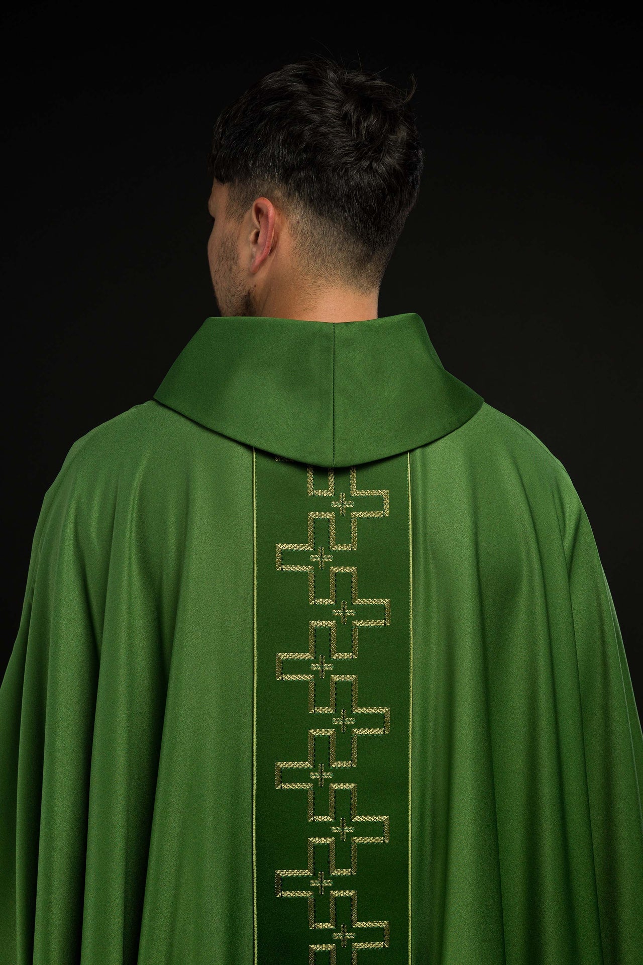 Ornat z bogato haftowanym pasem w haft krzyży w kolorze zielonym - ORNATY.PL