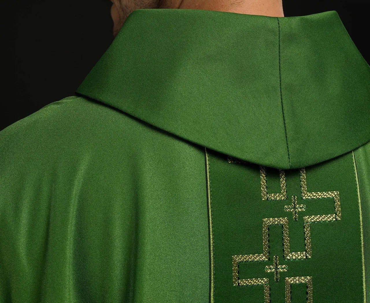Casulla con cinturón ricamente bordado en bordado de cruz en verde
