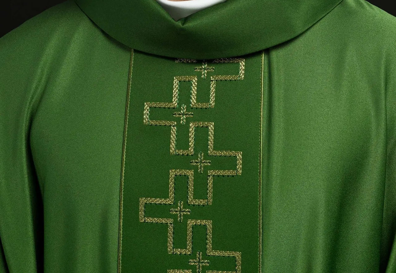Casulla con cinturón ricamente bordado en bordado de cruz en verde