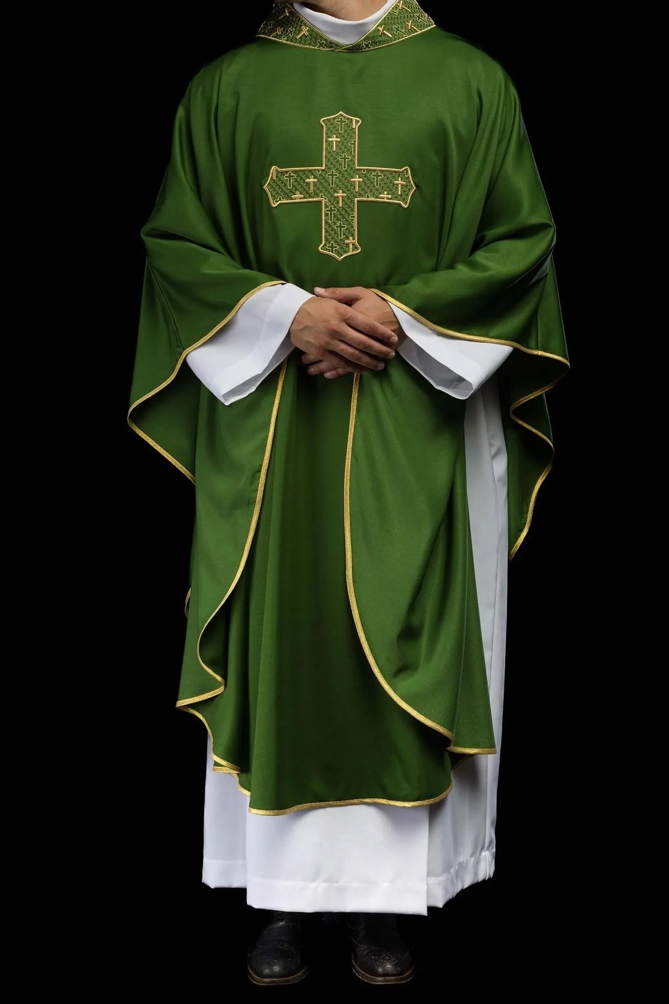 Casulla con cruz y cuello ricamente bordados en verde