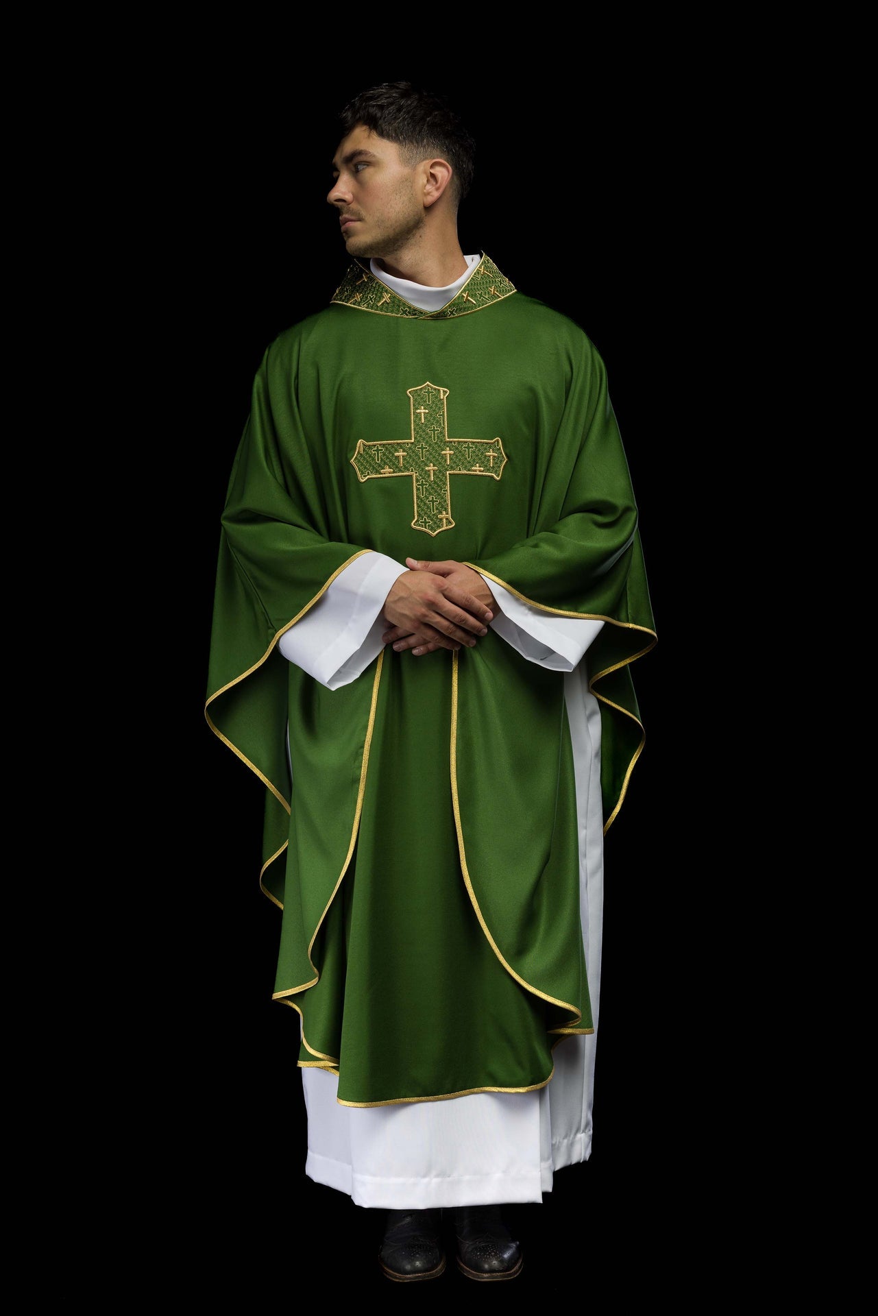 Ornat z bogato haftowanym krzyżem i kołnierzem w kolorze zielonym - ORNATY.PL