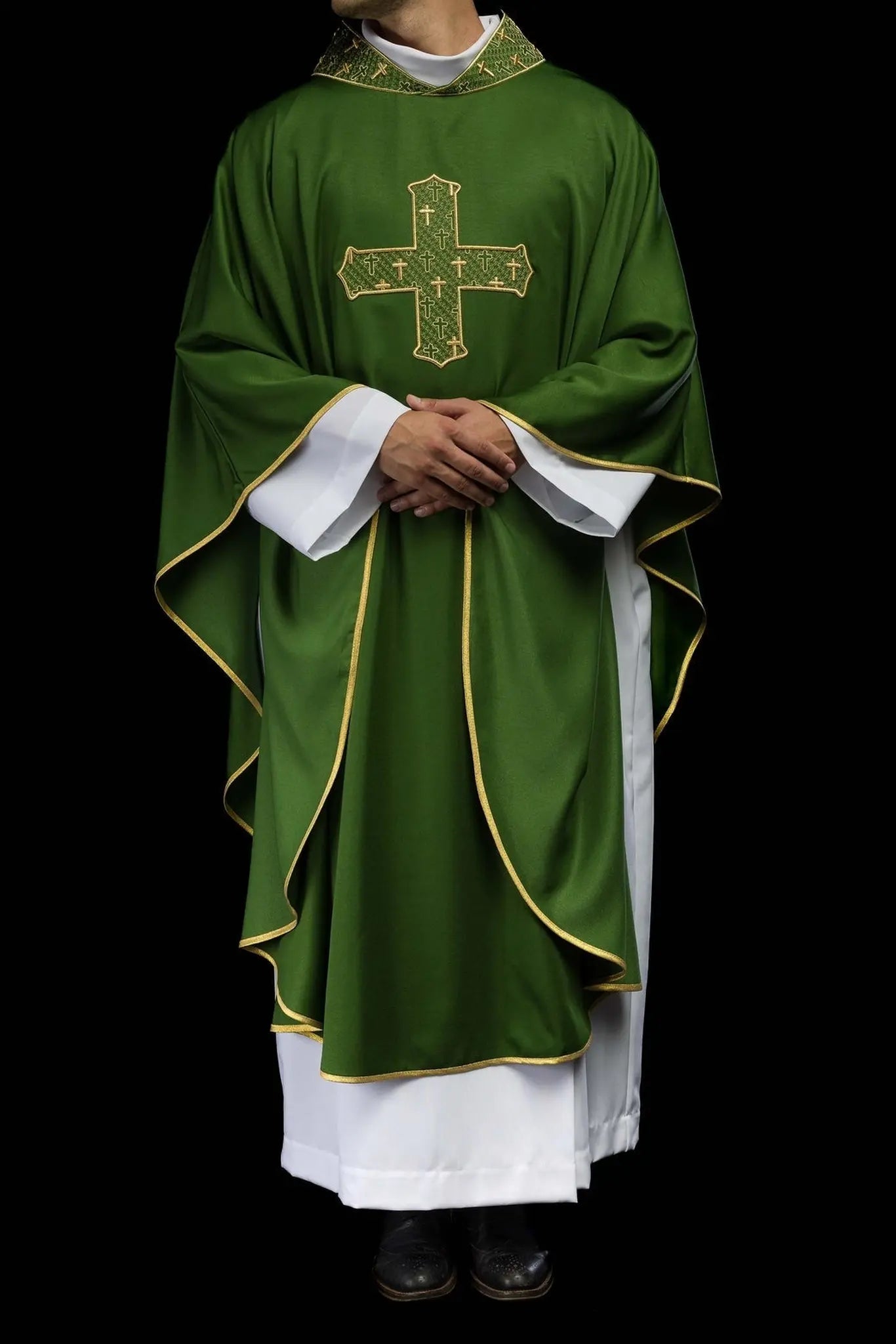Casulla con cruz y cuello ricamente bordados en verde
