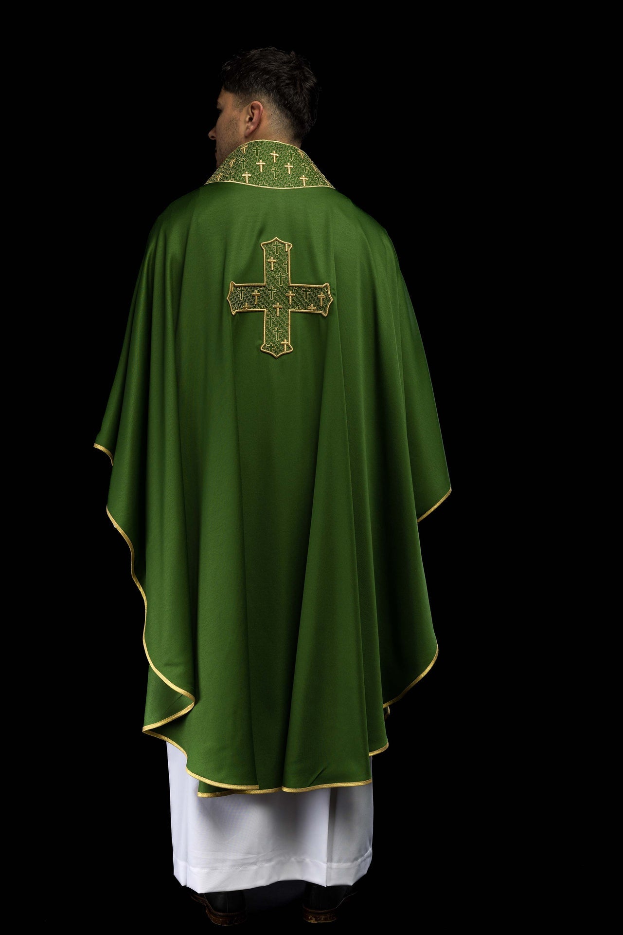 Ornat z bogato haftowanym krzyżem i kołnierzem w kolorze zielonym - ORNATY.PL