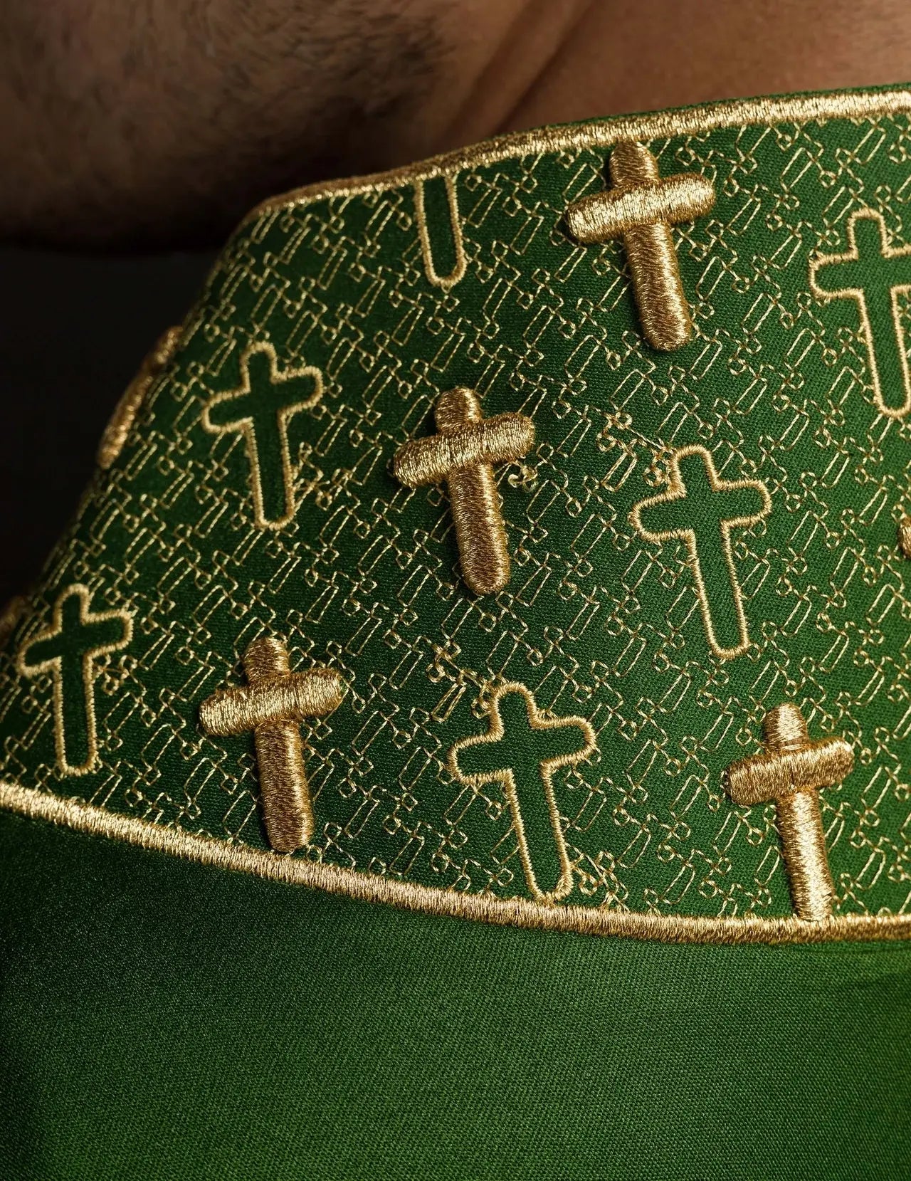 Casulla con cruz y cuello ricamente bordados en verde