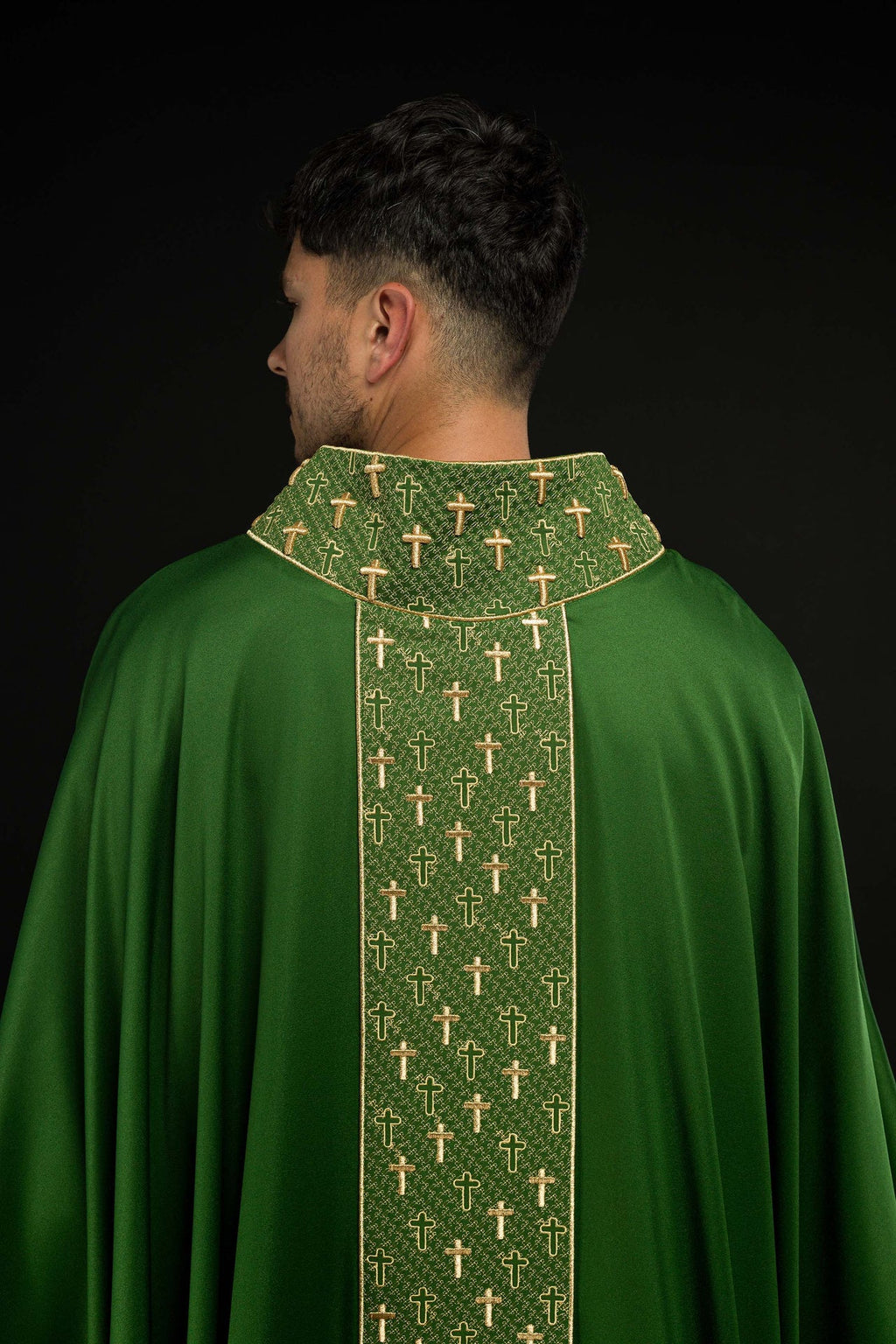 Ornat z bogato haftowanym pasem w krzyże w kolorze zielonym - ORNATY.PL