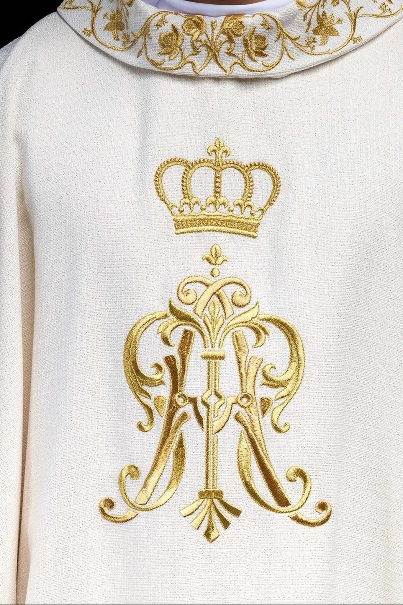 Casulla litúrgica con escudo de armas mariano bordado y corona