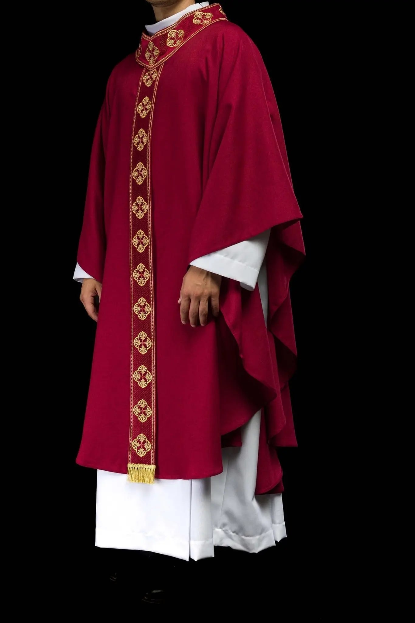 Casulla roja con cinturón bordado y cuello con cruz