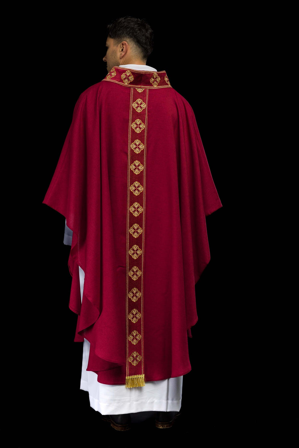 Ornat w kolorze czerwonym z haftowanym pasem i kołnierzem w krzyże - ORNATY.PL