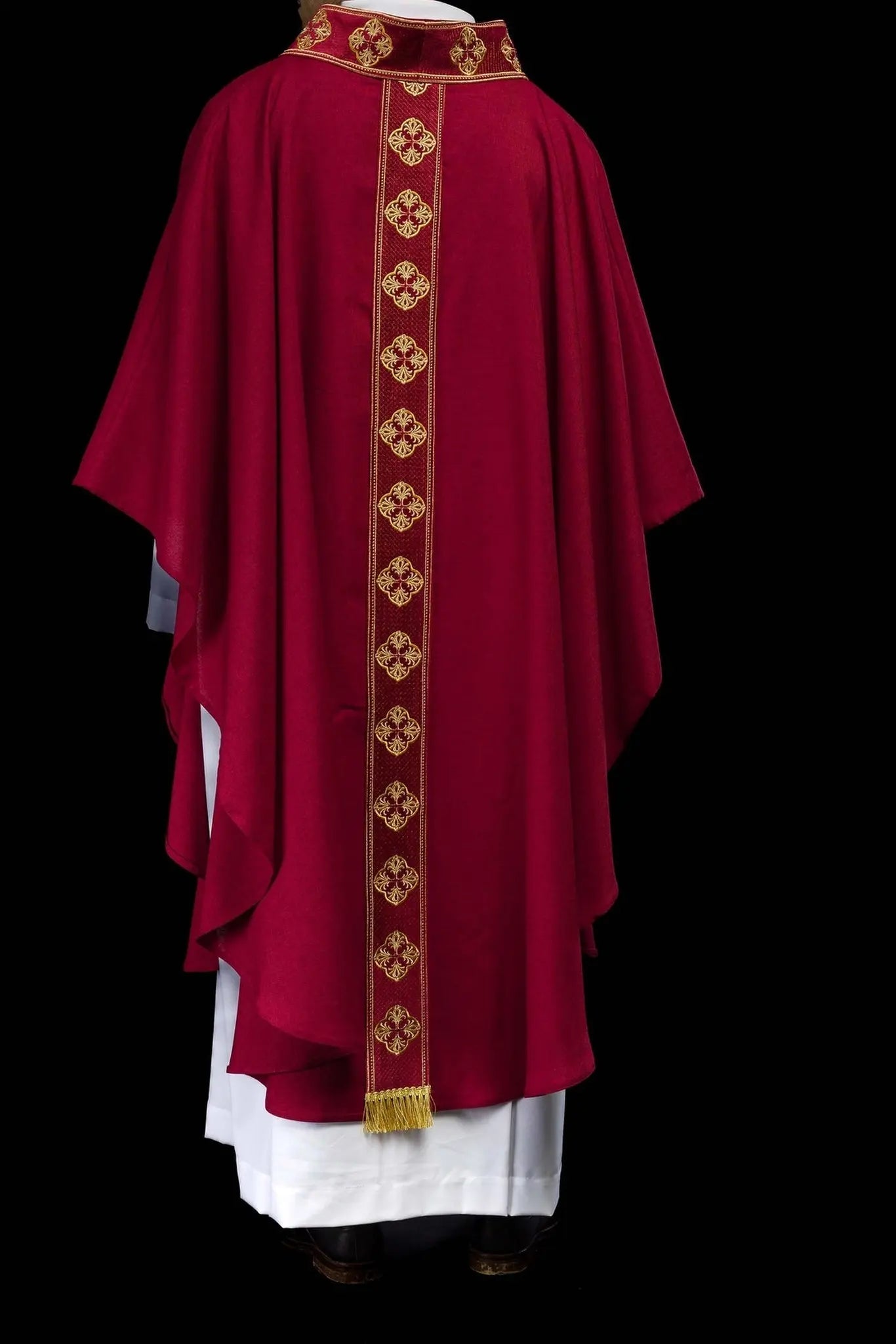Casulla roja con cinturón bordado y cuello con cruz