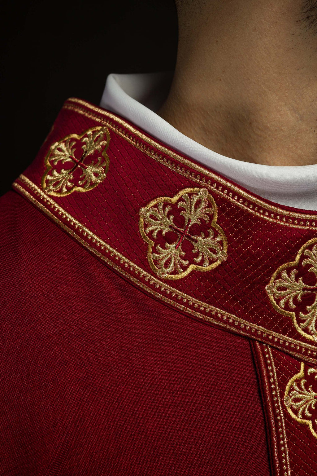 Ornat w kolorze czerwonym z haftowanym pasem i kołnierzem w krzyże - ORNATY.PL